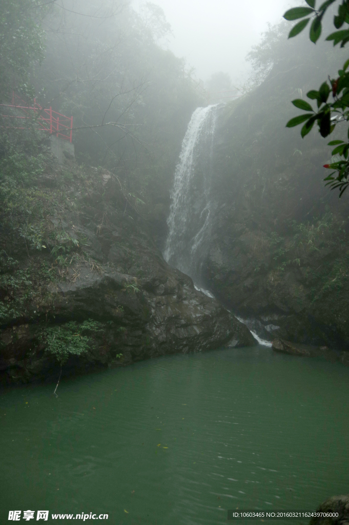 高山瀑布 峡谷深潭