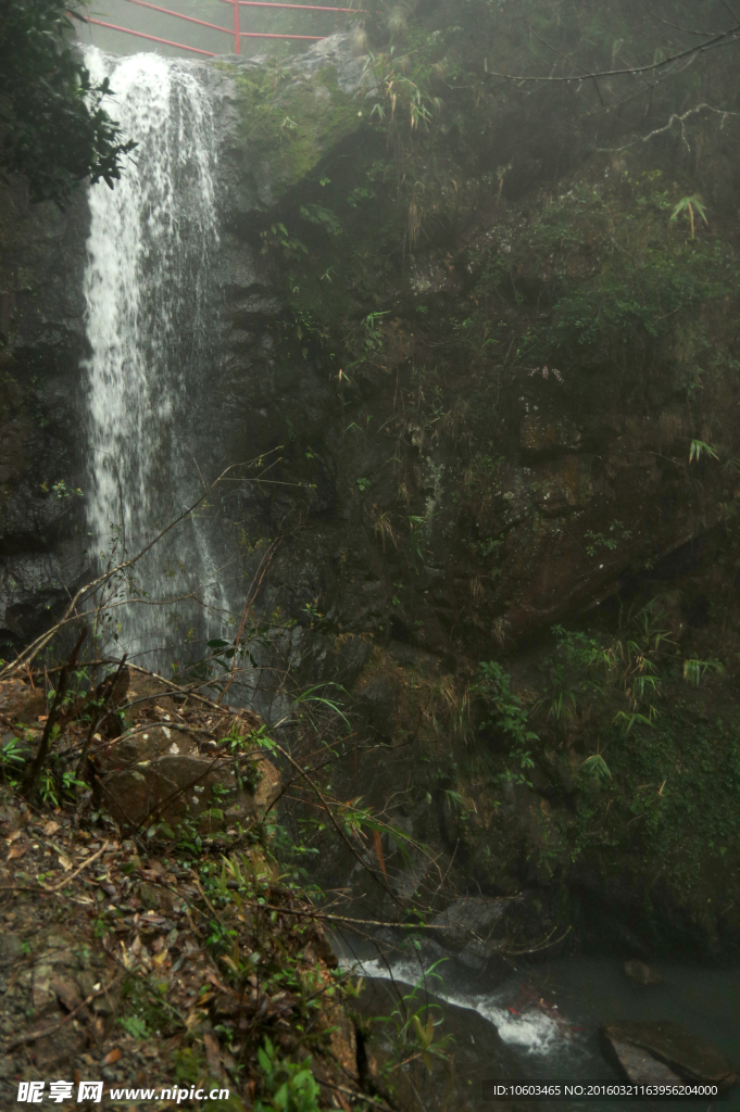 高山瀑布 深山雨雾