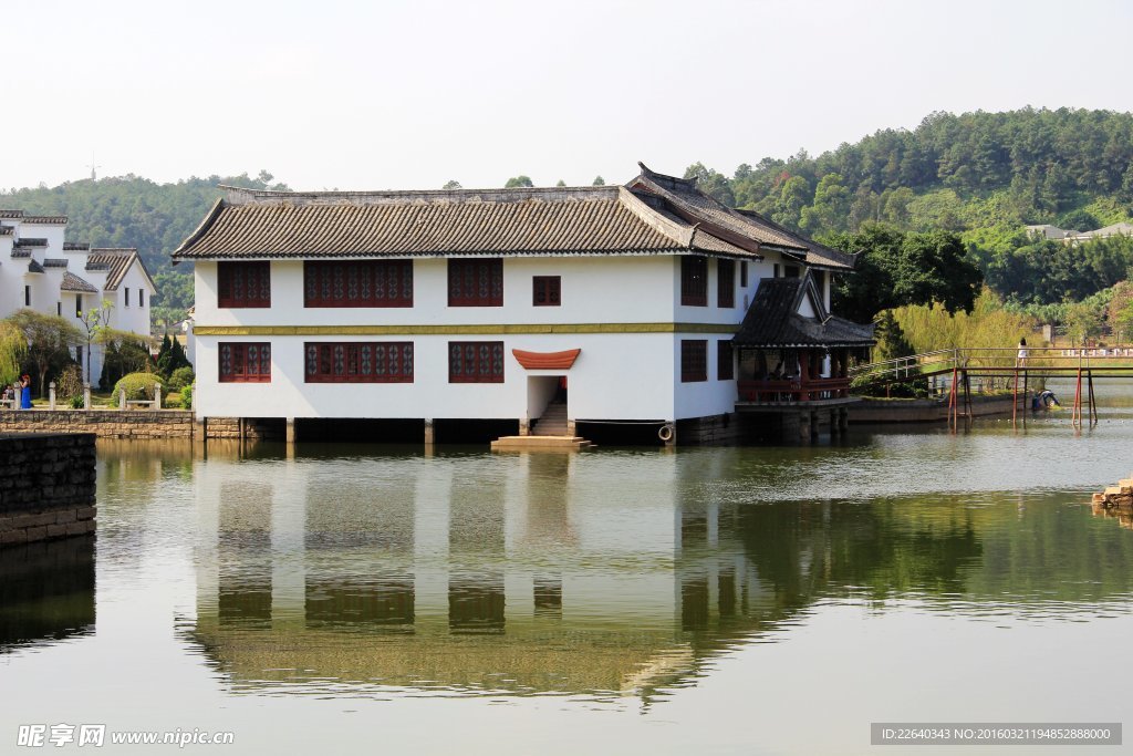 白墙灰瓦建筑风光