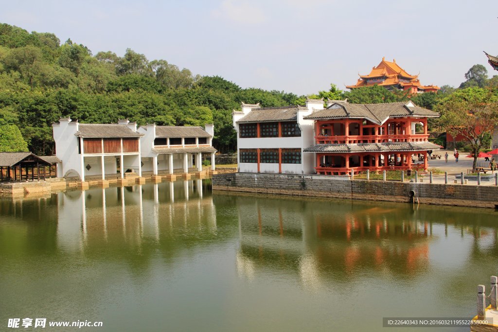 湖泊边的水乡建筑