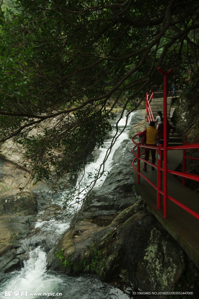 深山旅游 栈道游人