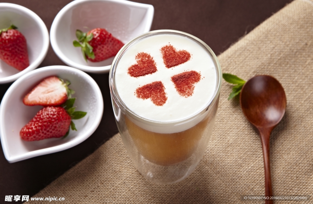 金姜草莓奶盖图片