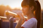 眺望远方的女子
