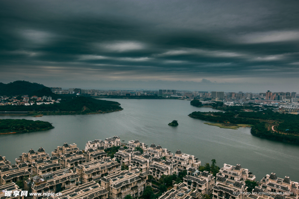 深圳立新湖奇幻雨景