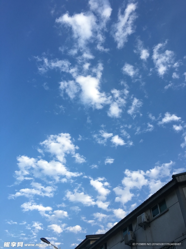 蓝天白云屋顶