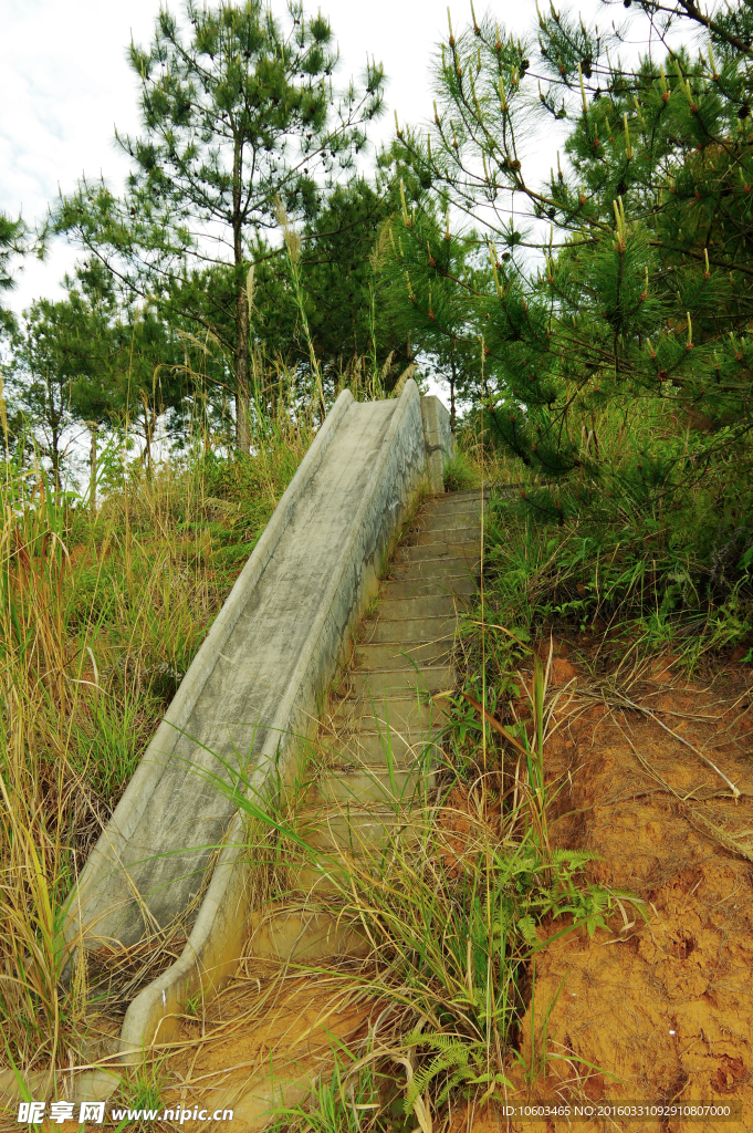 山水滑梯 山顶体育