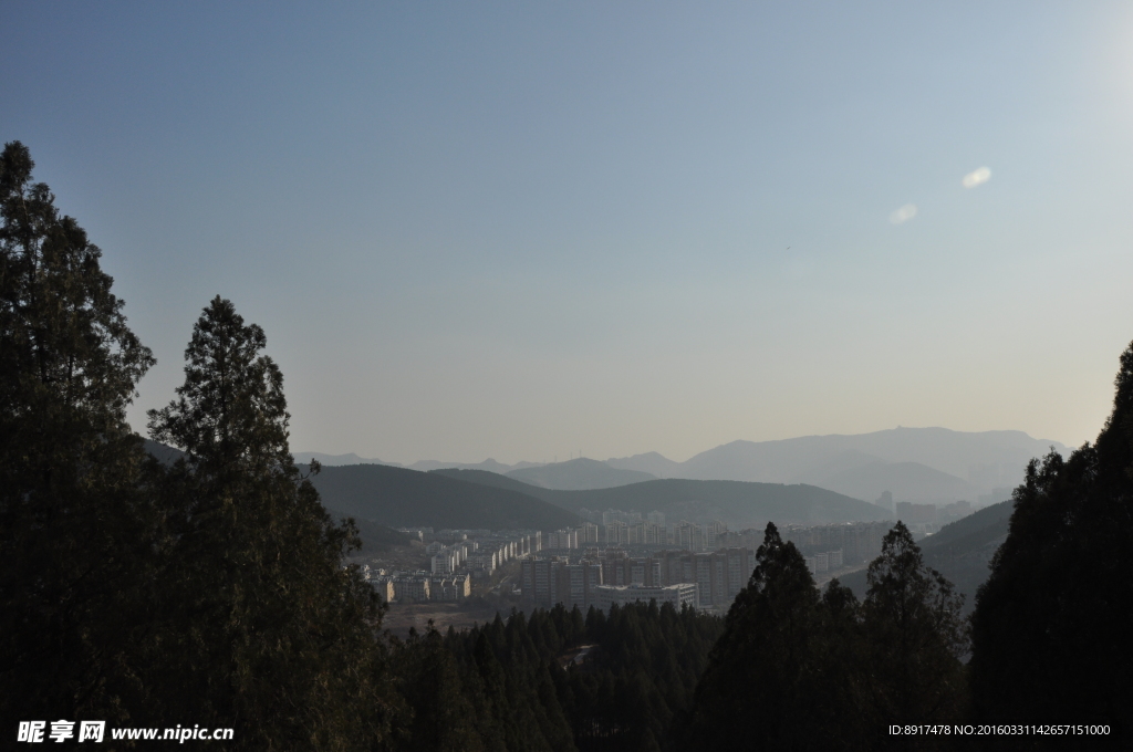 朦胧山景