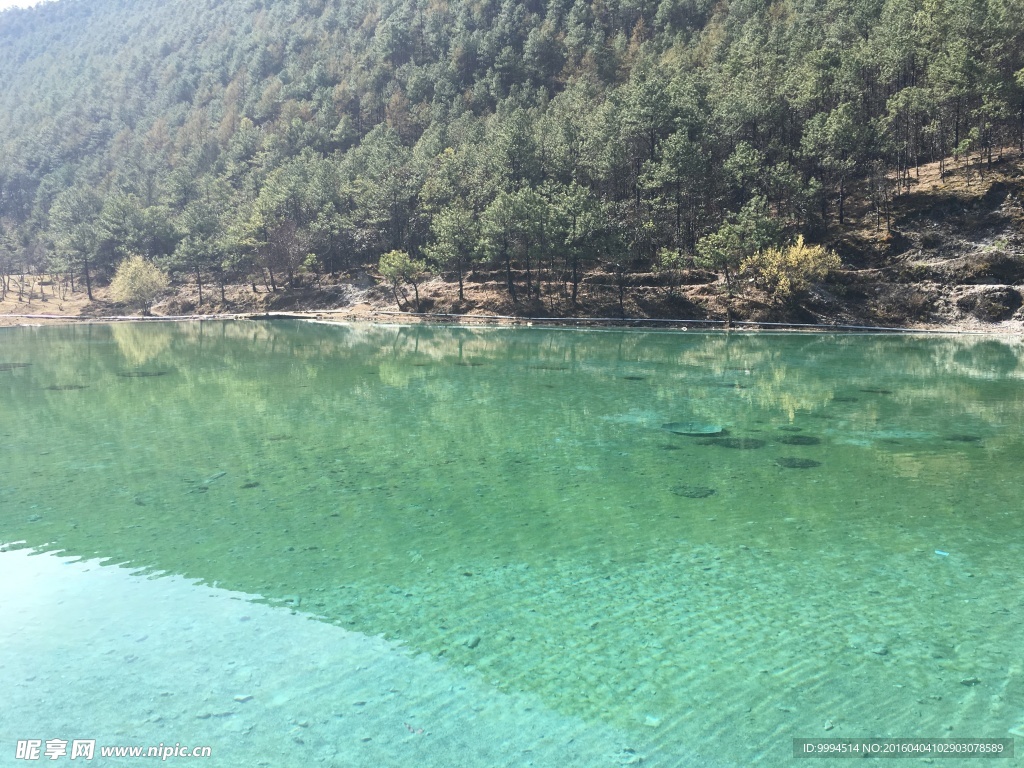 碧绿的湖水