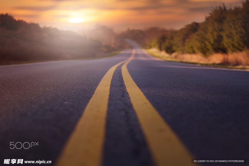 夕阳下的公路