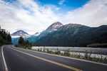 雪山下的公路