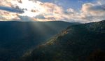 阳光下的大山