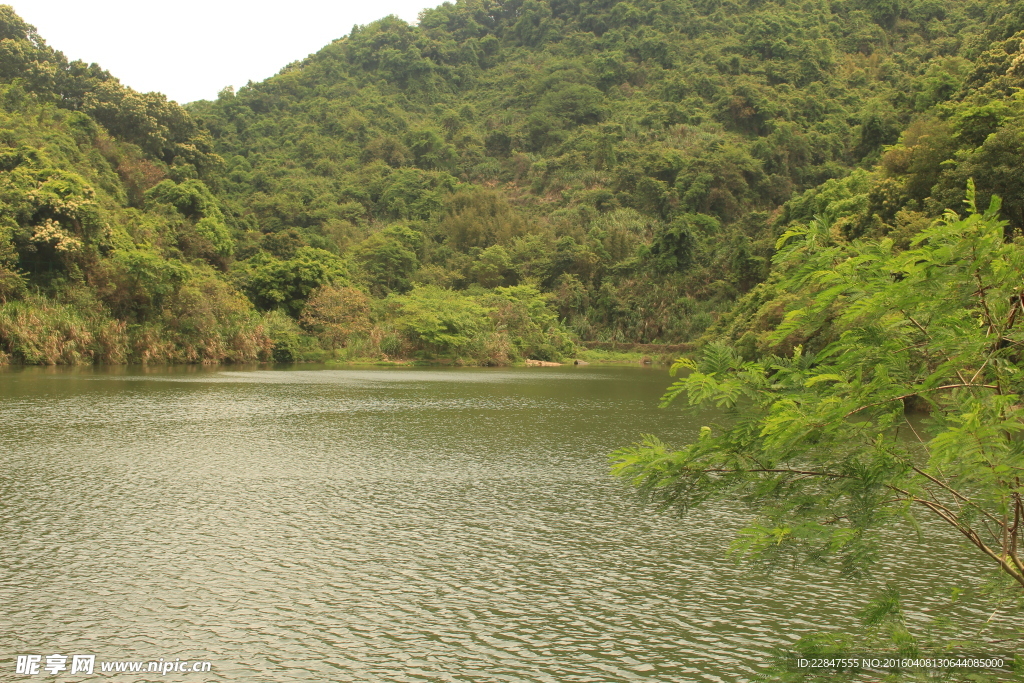 山间湖水