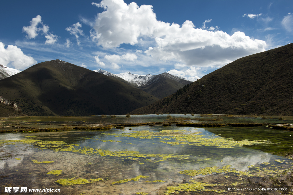 山间湖水