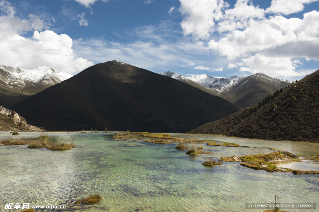 山间湖水