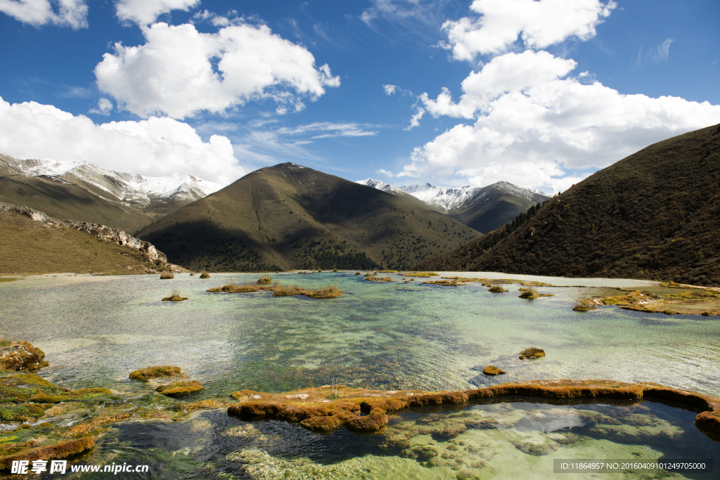 山间湖水