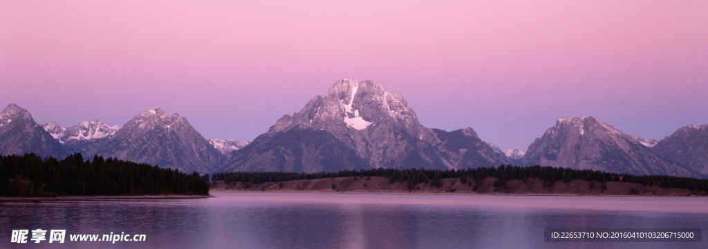 雪山湖泊