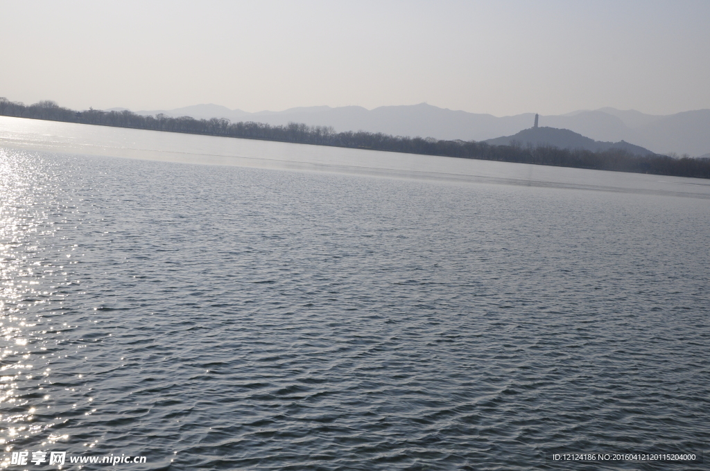 远山湖面