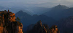 黄山石猴迎朝阳宽景照片