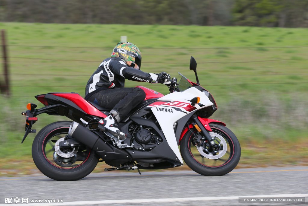 雅马哈YZF-R3摩托车