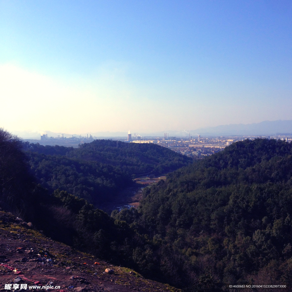 山顶蓝天美景  鸟瞰城市美景