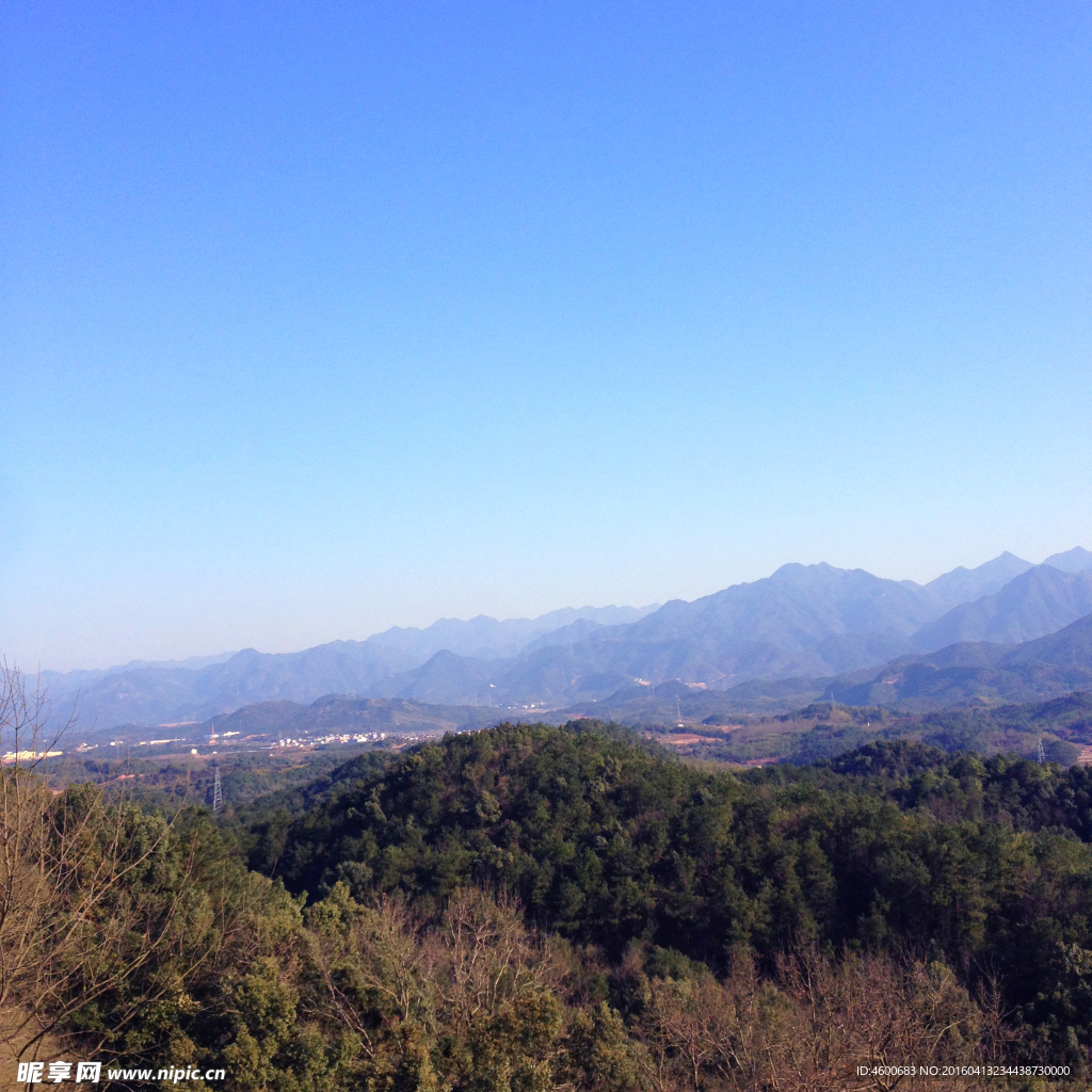 山顶蓝天美景