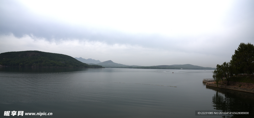 湖泊远山
