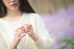 手拿花的青春期美少女