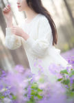 花丛中的美女