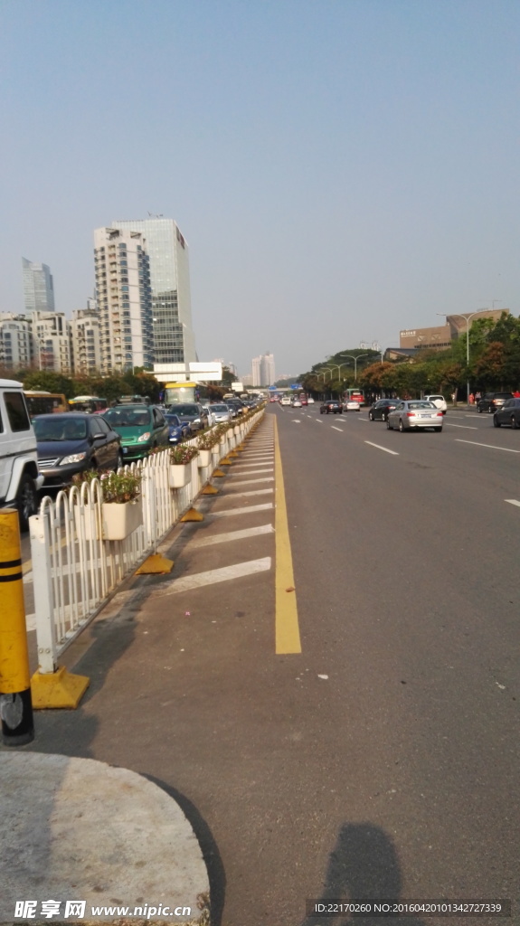 马路 高楼大厦