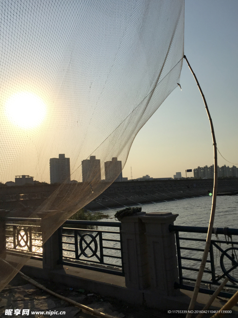 夕阳下的渔网
