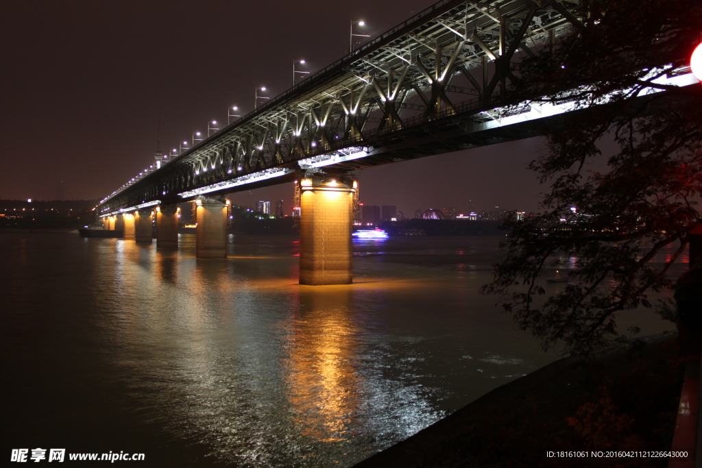 武汉长江大桥灯光夜景