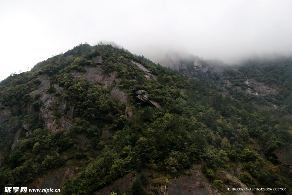 云绕高山
