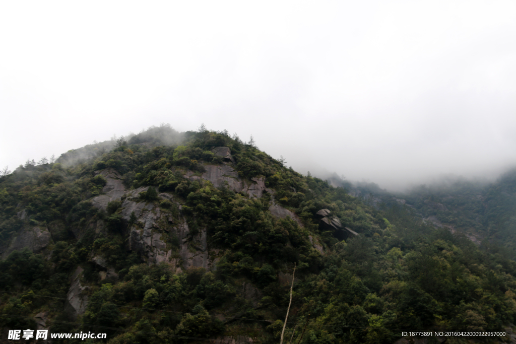 高耸的山峰