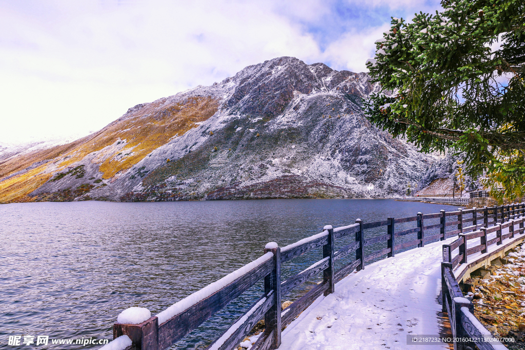 雪山 湖泊