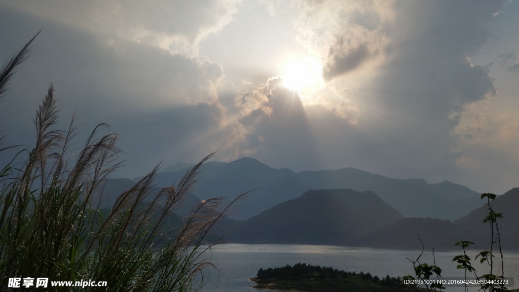 夕阳下的湖泊