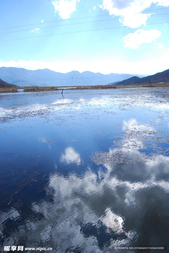 泸沽湖白云倒影