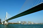 跨江大桥连接城市两岸