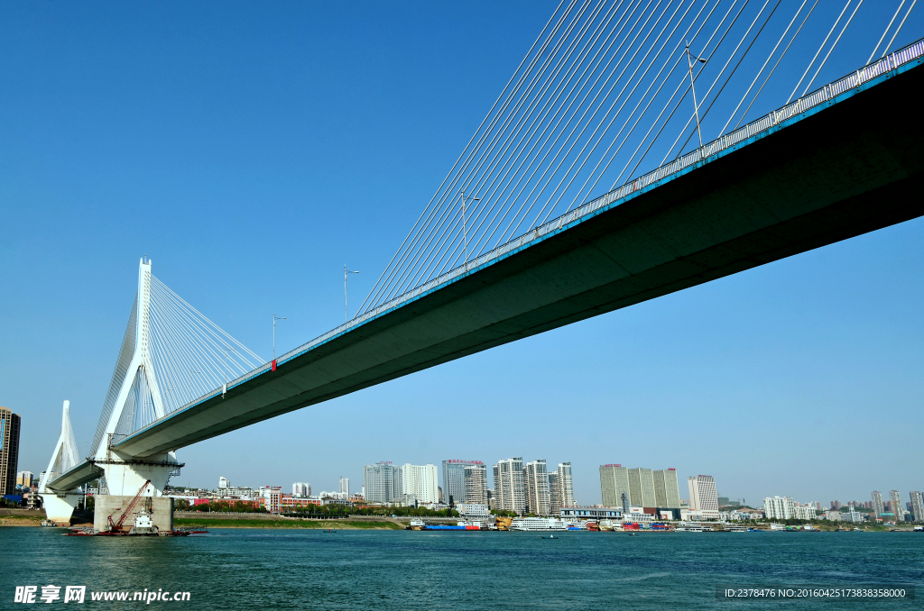 跨江大桥连接城市两岸