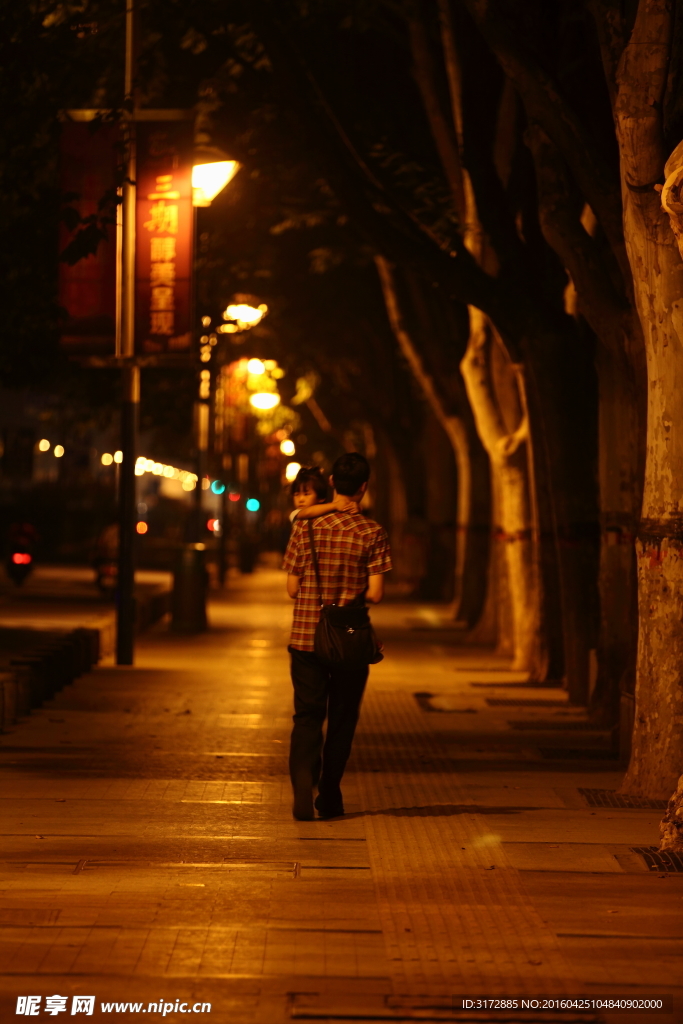 夜晚街道父爱