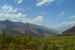 蓝天高山树林
