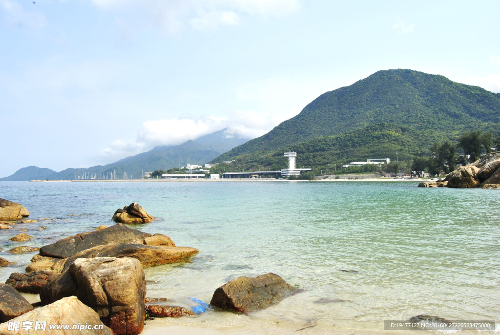 风平浪静 一弯海水