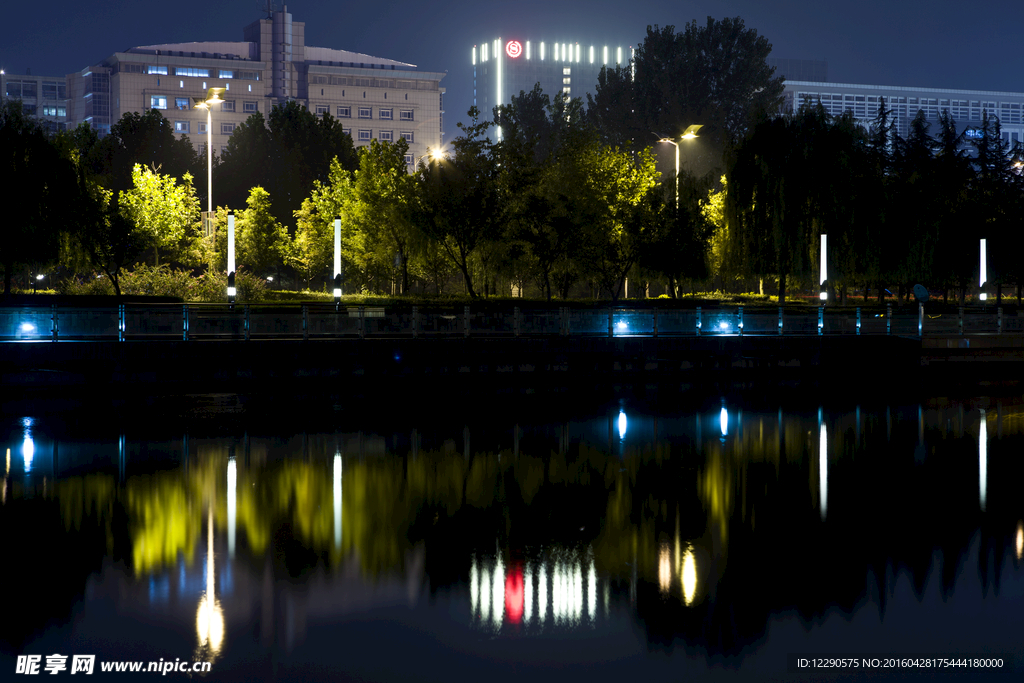 湖边夜景