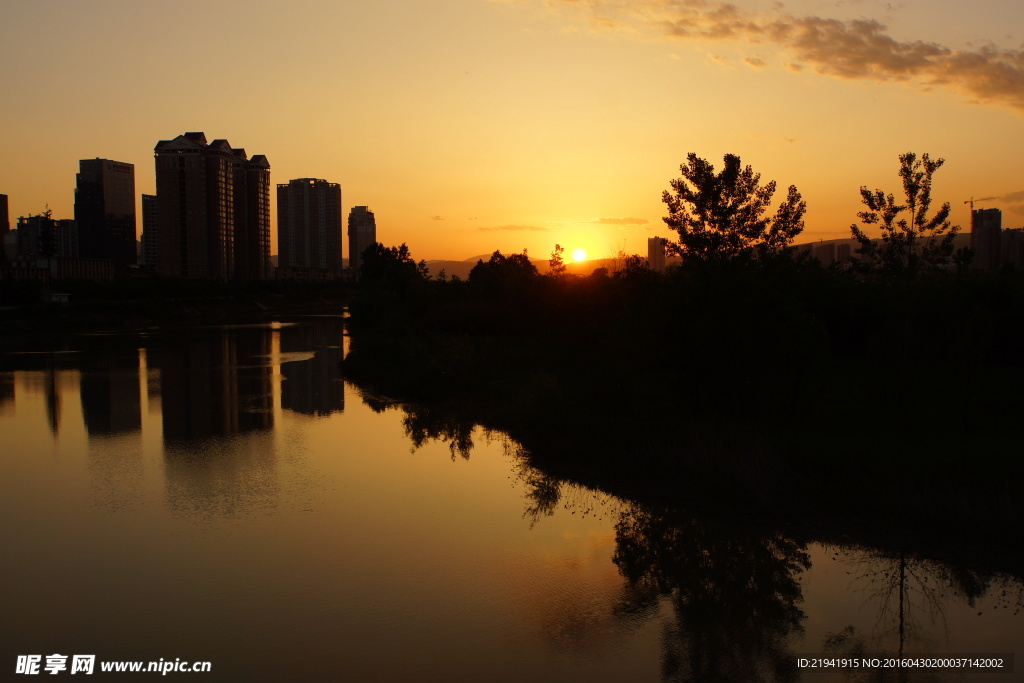 夕阳下建筑