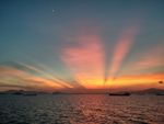 射线夕阳海面