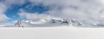 云层下的雪山高峰