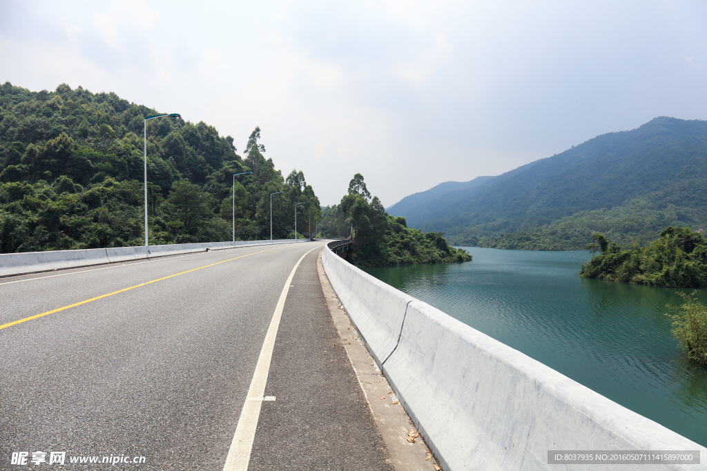 水库旁的公路