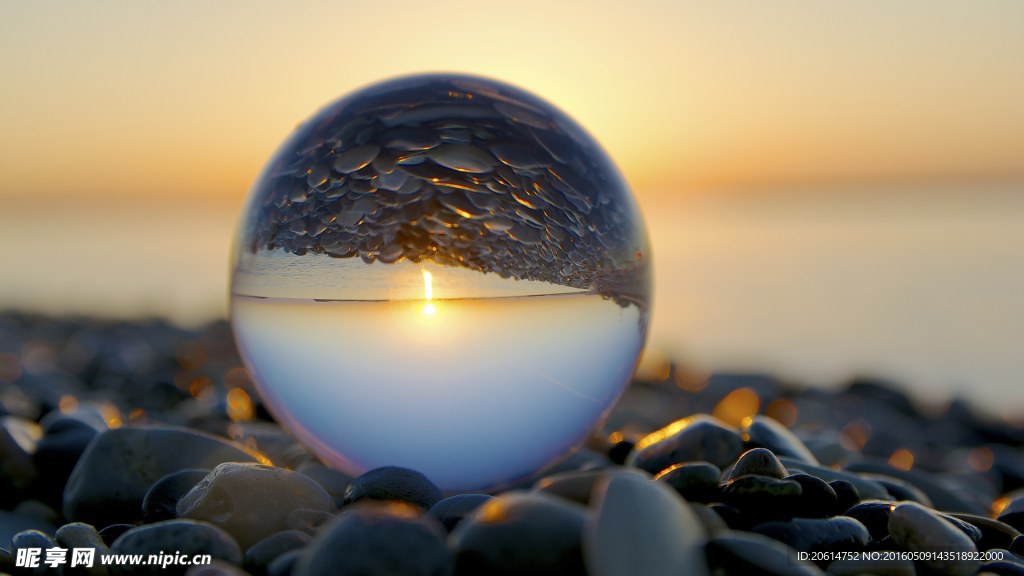 海滩上的水晶球