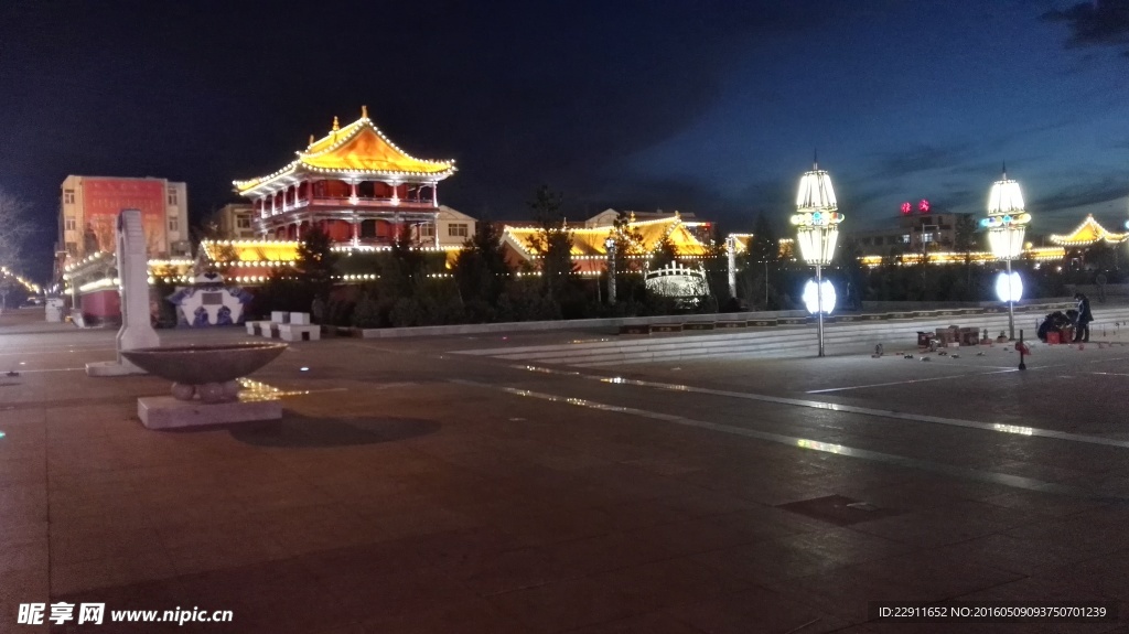 夜晚的广场