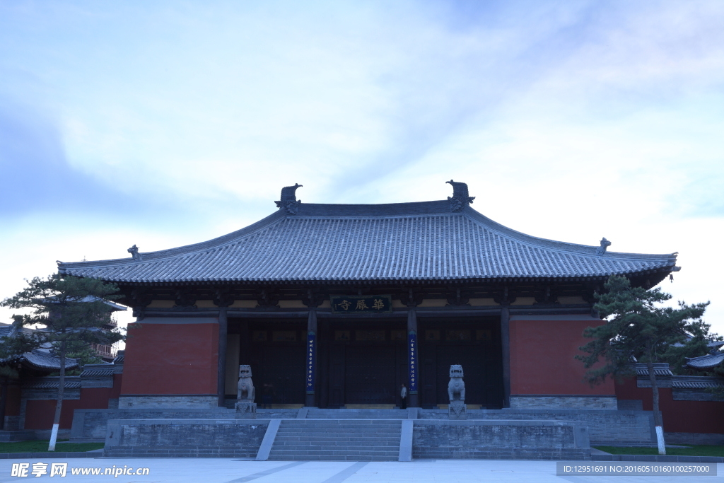 夜幕下的华严寺