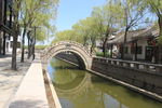小河拱桥